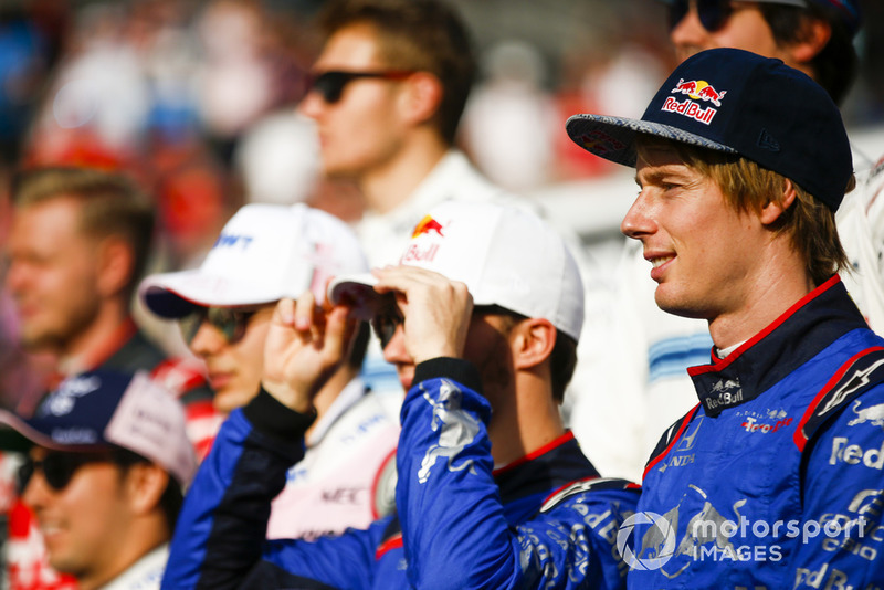 Brendon Hartley, Scuderia Toro Rosso y Pierre Gasly, Scuderia Toro Rosso se preparan para la foto de fin de año