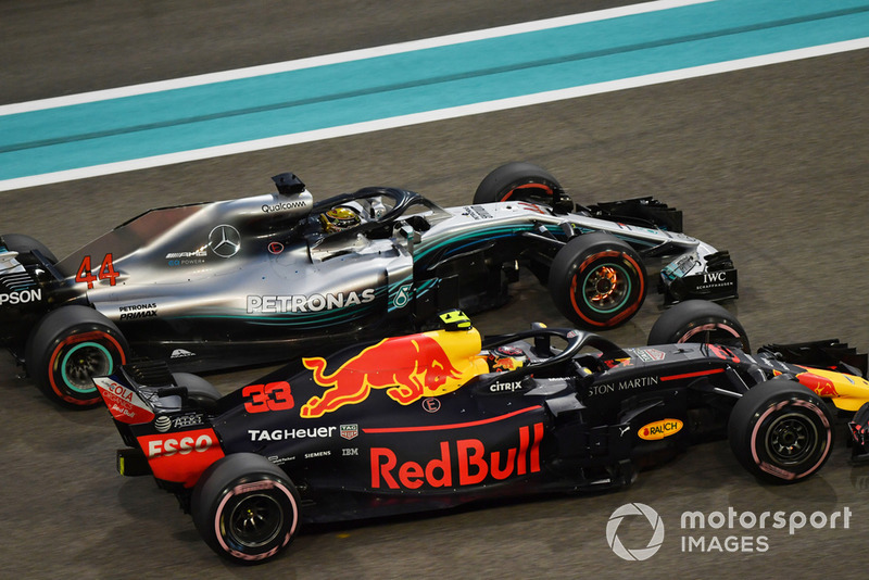 Lewis Hamilton, Mercedes-AMG F1 W09 con i dischi dei freni incandescenti nella battaglia con Max Verstappen, Red Bull Racing RB14