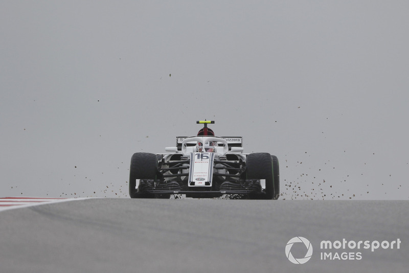 Charles Leclerc, Alfa Romeo Sauber C37, porta la ghiaia in pista