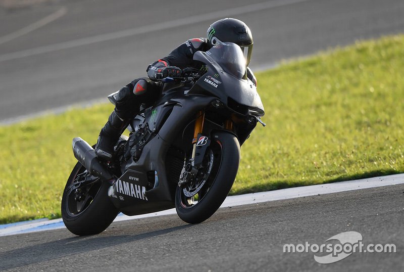 Lewis Hamilton probando la Yamaha Superbike