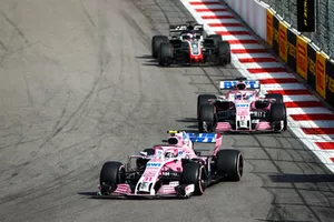 Esteban Ocon, Racing Point Force India VJM11, voor Sergio Perez, Racing Point Force India VJM11, en Romain Grosjean, Haas F1 Team VF-18