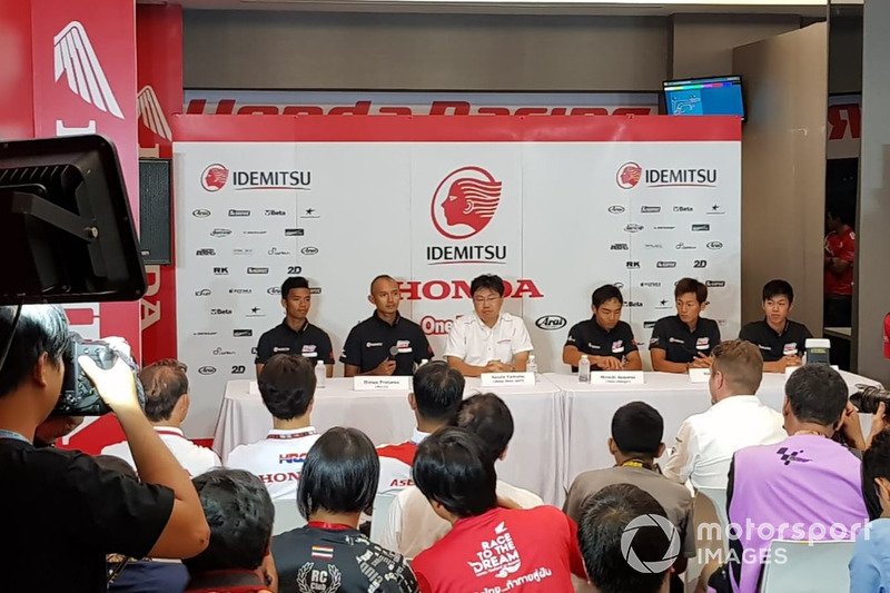 Somkiat Chantra, Dimas Ekky, Hiroshi Aoyama, Team Manager, Kaito Toba and Ai Ogura, Honda Team Asia