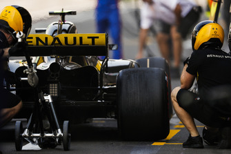 Carlos Sainz Jr., Renault Sport F1 Team R.S. 18, in the pits during practice