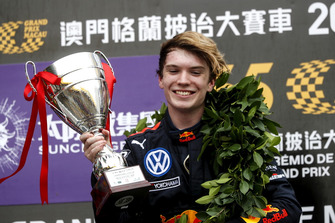 Podium : Le vainqueur Dan Ticktum, Motopark Academy