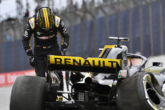 Nico Hulkenberg, Renault Sport F1 Team R.S. 18 crashed in FP2
