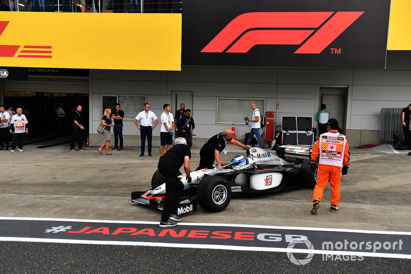 Mika Häkkinen pilote la McLaren MP4/13 à Suzuka