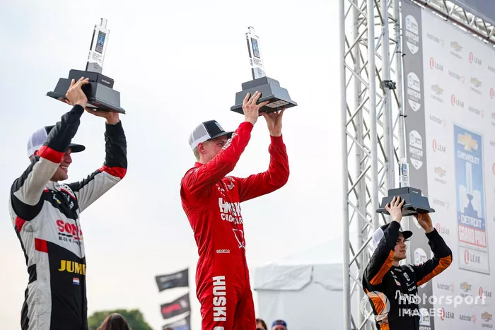 Podio: ganador Marcus Ericsson, Chip Ganassi Racing Honda, segundo lugar Rinus VeeKay, Ed Carpenter Racing Chevrolet, tercer lugar Patricio O'Ward, Arrow McLaren SP Chevrolet