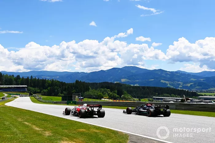 Kimi Raikkonen, Alfa Romeo Racing C41, Valtteri Bottas, Mercedes W12