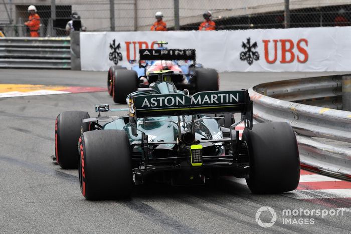 Esteban Ocon, Alpine A521, Sebastian Vettel, Aston Martin AMR21