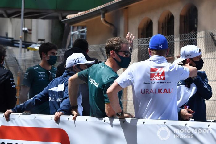 Yuki Tsunoda, AlphaTauri, Sebastian Vettel, Aston Martin, y Mick Schumacher, Haas F1