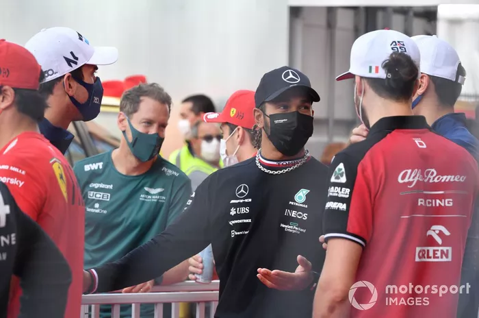 Sebastian Vettel, Aston Martin, Lewis Hamilton, Mercedes W12, Antonio Giovinazzi, Alfa Romeo Racing C41, en el desfile de pilotos
