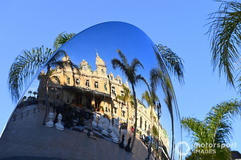 El Casino de Montecarlo reflejado en un espejo