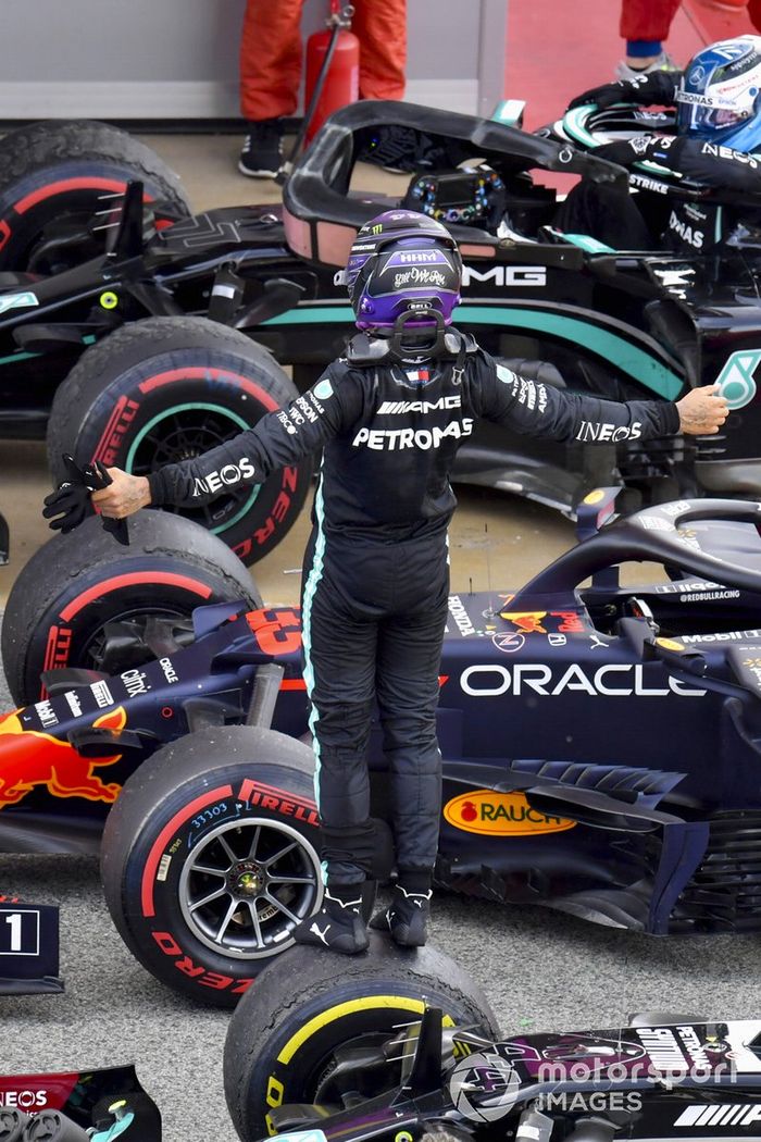 Lewis Hamilton, Mercedes, primera posición, celebra su victoria en su llegada al Parque Cerrado