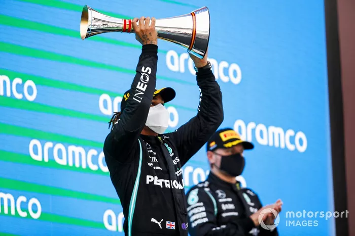 Podio: ganador de la carrera Lewis Hamilton, Mercedes