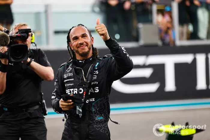 Lewis Hamilton, Mercedes-AMG F1 Team, célèbre sur la grille de départ à la fin de la course.