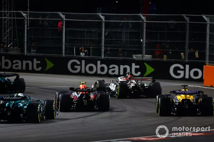 Kevin Magnussen, Haas VF-24, Sergio Pérez, Red Bull Racing RB20, Alex Albon, Williams FW46