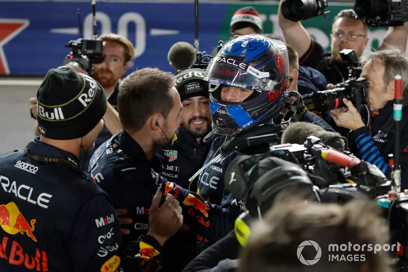 Le champion du monde Max Verstappen, Red Bull Racing, célèbre avec son équipe au Parc Ferme. 