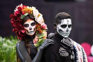 Gente maquillada de Calaveras en el Paddock