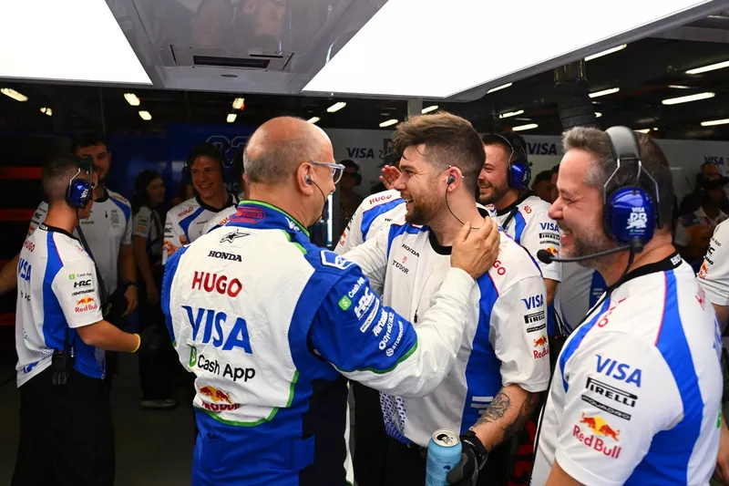 Les membres de l'équipe Racing Bulls font la fête dans le garage