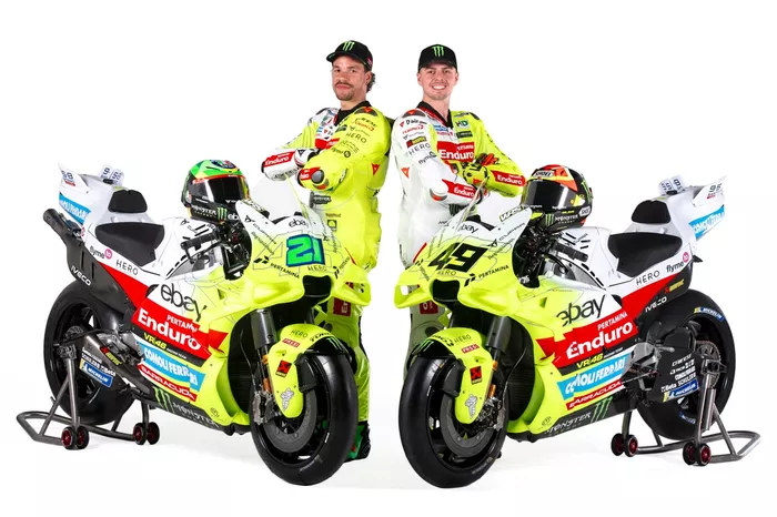 VR46、モルビデリ加入の2025年新カラーリング発表。ロッシの「46」が