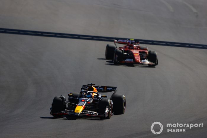 Max Verstappen, Red Bull Racing RB20, Carlos Sainz, Ferrari SF-24