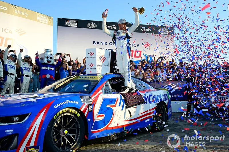 Kyle Larson, Hendrick Motorsports, HendrickCars.com Chevrolet Camaro wins. 