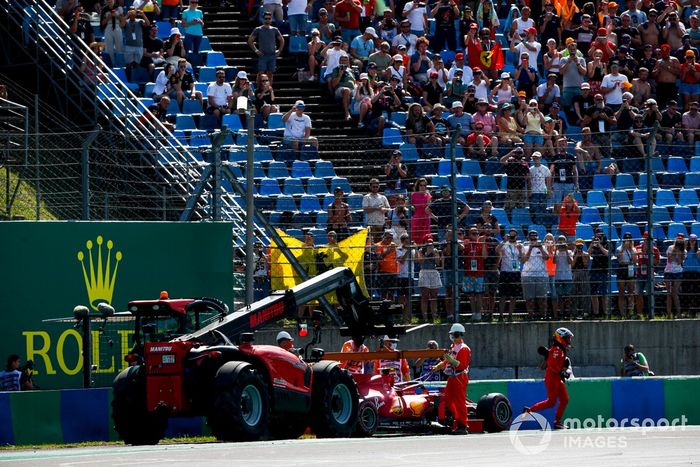 Carlos Sainz Jr., Ferrari SF21, se baja de su coche tras chocar en la clasificación