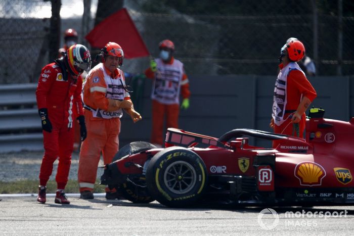 Carlos Sainz,, Ferrari SF21, inspecciona su coche tras el accidente en la FP2 de Monza