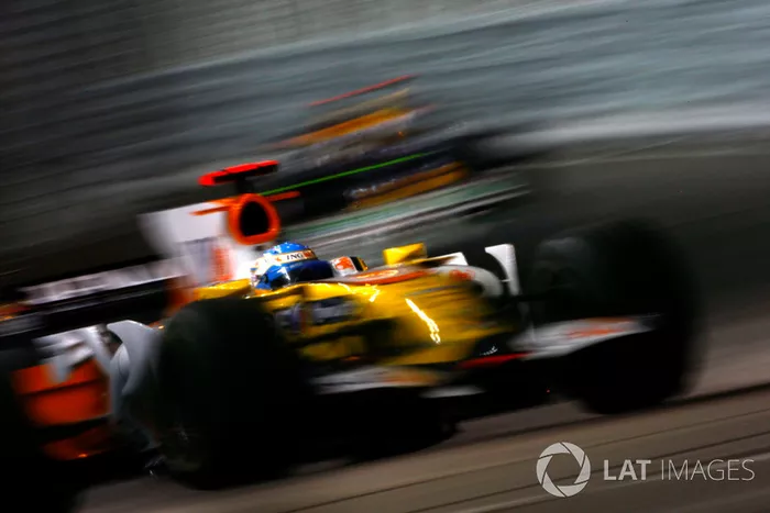 Fernando Alonso, Renault F1 Team R28 devance David Coulthard, Red Bull Racing RB4 Renault