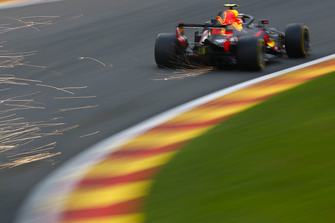 Max Verstappen, Red Bull Racing RB14, fait des étincelles