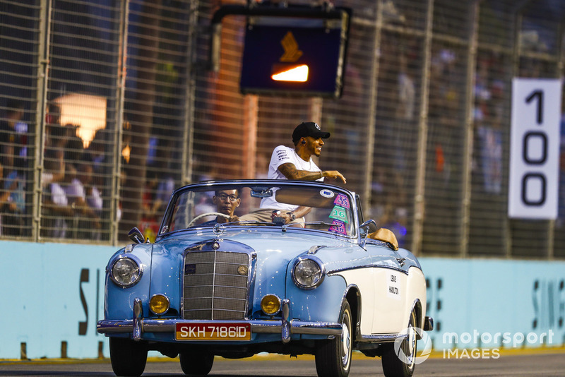 Lewis Hamilton, Mercedes AMG F1, en un Mercedes en el desfile de pilotos