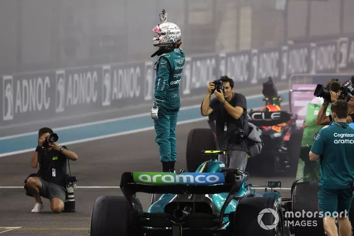 Sebastian Vettel, Aston Martin, saluda a los aficionados desde la parrilla tras el final de su última carrera en la F1