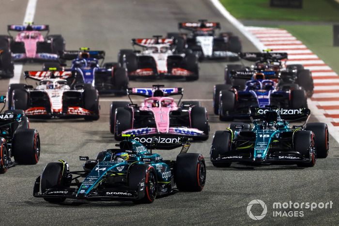 Fernando Alonso, Aston Martin AMR23, Lance Stroll, Aston Martin AMR23, Lando Norris, McLaren MCL60, Esteban Ocon, Alpine A523, el resto de la parrilla en la salida.