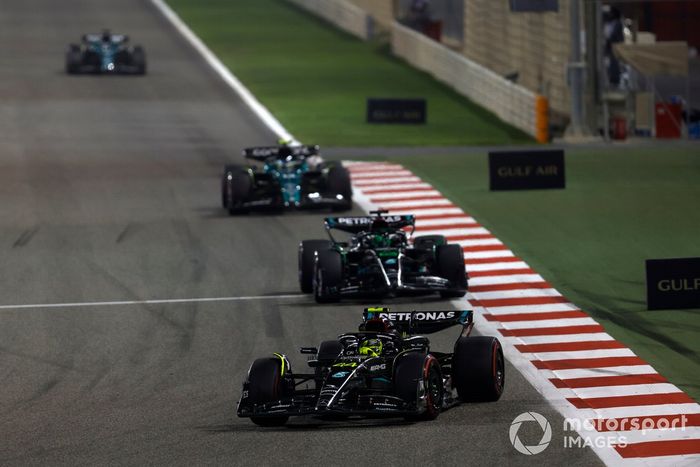 Lewis Hamilton, Mercedes F1 W14, George Russell, Mercedes F1 W14, Fernando Alonso, Aston Martin AMR23