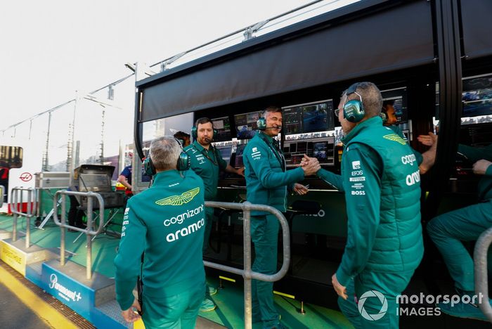 Mike Krack, director del equipo Aston Martin F1 Team, el equipo Aston Martin en el muro de boxes celebra