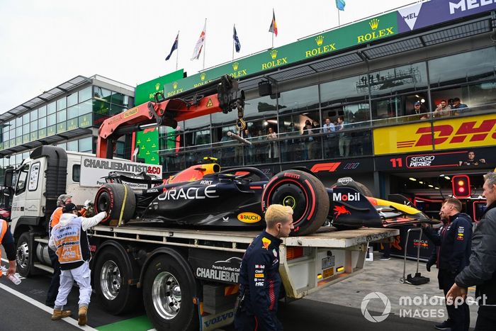 El coche de Sergio Pérez, el Red Bull Racing RB19 vuelve al garaje de Red Bull