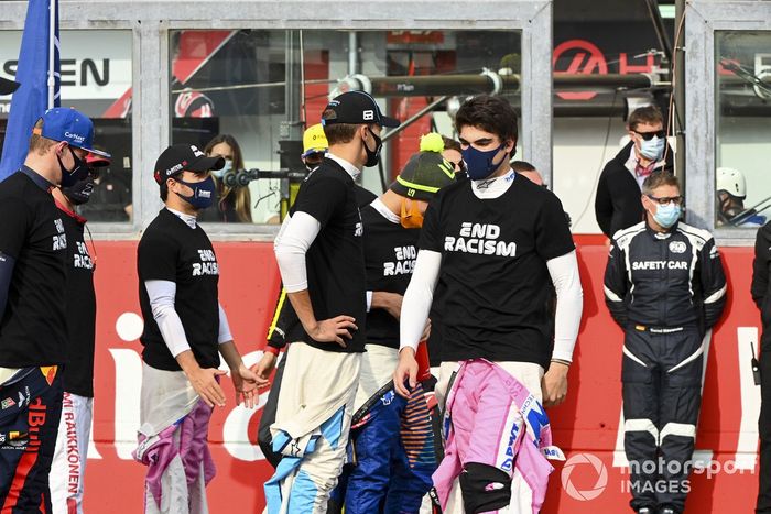 Gesto contra el racismo de los pilotos de F1 en la parrilla