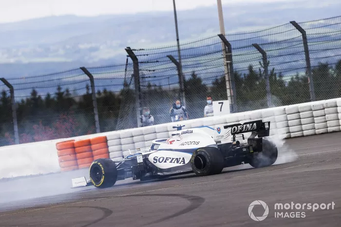 George Russell, Williams FW43 retirándose de la carrera después de chocar con Kimi Raikkonen, Alfa Romeo Racing C39 