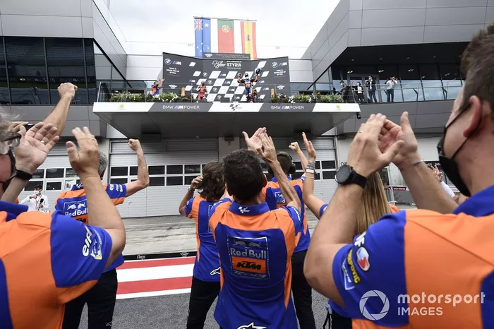 La celebración del podio con miembros del Red Bull KTM Tech 3 team 