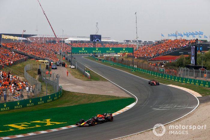 Max Verstappen, Red Bull Racing RB18, Charles Leclerc, Ferrari F1-75