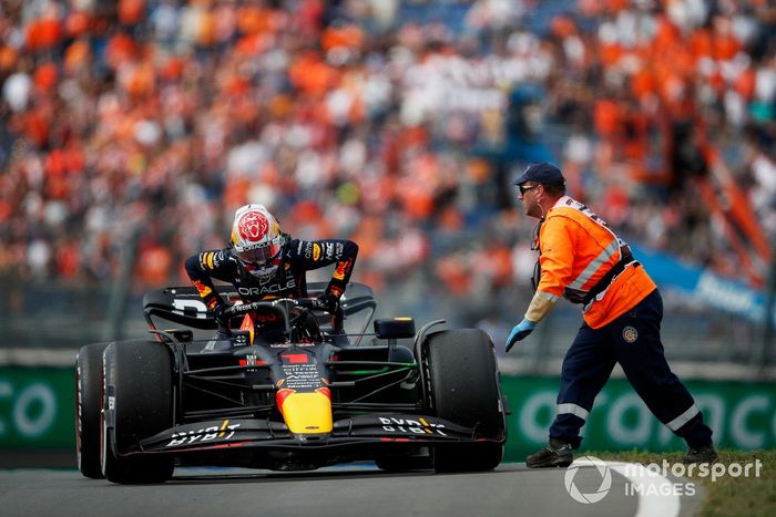 Max Verstappen, Red Bull Racing RB18, se baja de su coche tras detenerse en el circuito