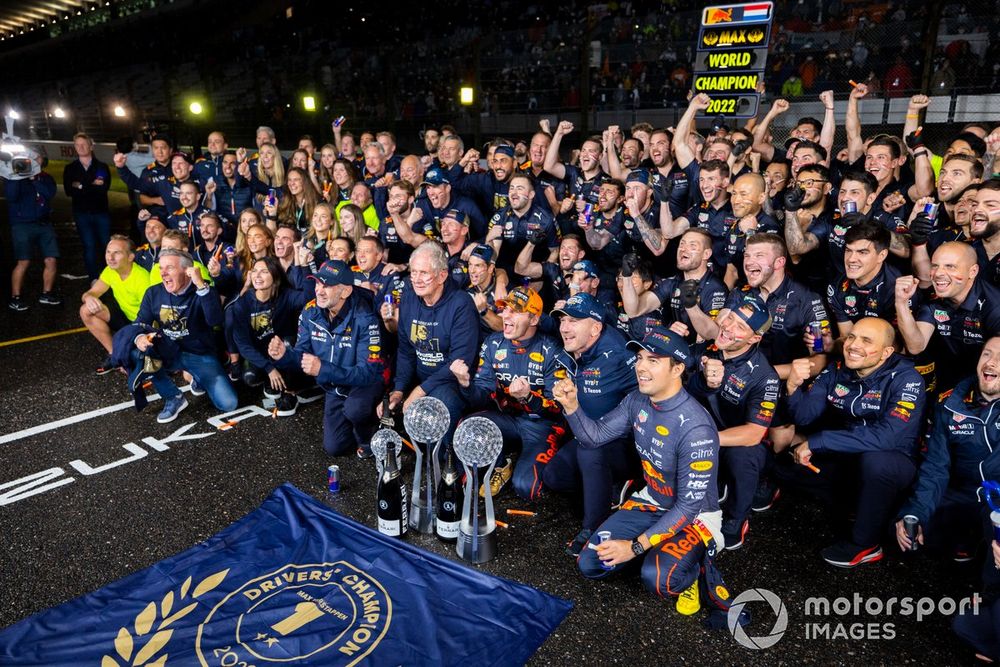 Adrian Newey, director técnico de Red Bull Racing, Helmut Marko, asesor de Red Bull Racing, Max Verstappen, Red Bull Racing, Christian Horner, director del equipo, Red Bull Racing, Sergio Pérez, Red Bull Racing, celebrando la victoria y el mundial