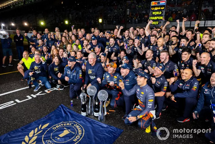 Adrian Newey, director técnico de Red Bull Racing, Helmut Marko, asesor de Red Bull Racing, Max Verstappen, Red Bull Racing, Christian Horner, director del equipo, Red Bull Racing, Sergio Pérez, Red Bull Racing, celebrando la victoria y el mundial