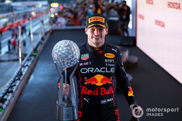 Podio: ganador y campeón del mundo Max Verstappen, Red Bull Racing