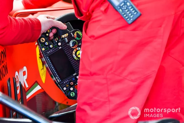 Dettaglio del volante di Charles Leclerc, Ferrari 