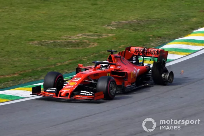El GP 100 de Vettel no fue uno para recordar. Su choque peleando posición con Charles Leclerc acabó en doble retiro para Ferrari.