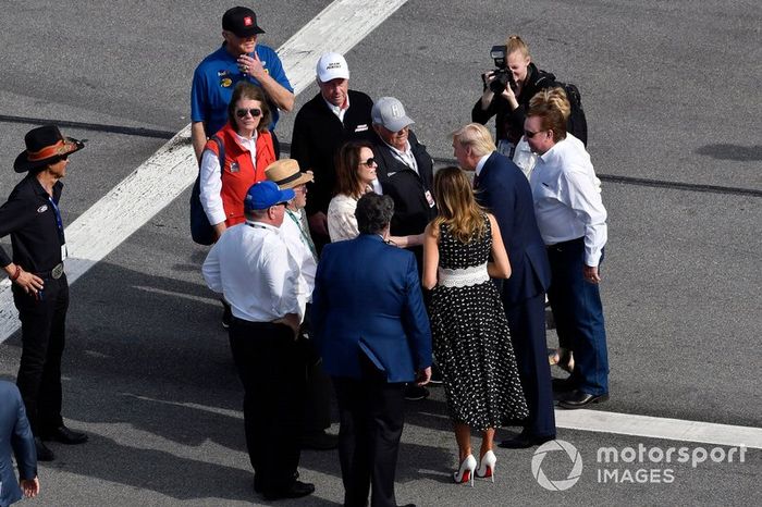 Donald J Trump, el Presidente de Estados Unidos y Grand Marshall para la Daytona 500, con Rick y Linda Hendrick y Joe Gibbs y Roger y Cathy Penske