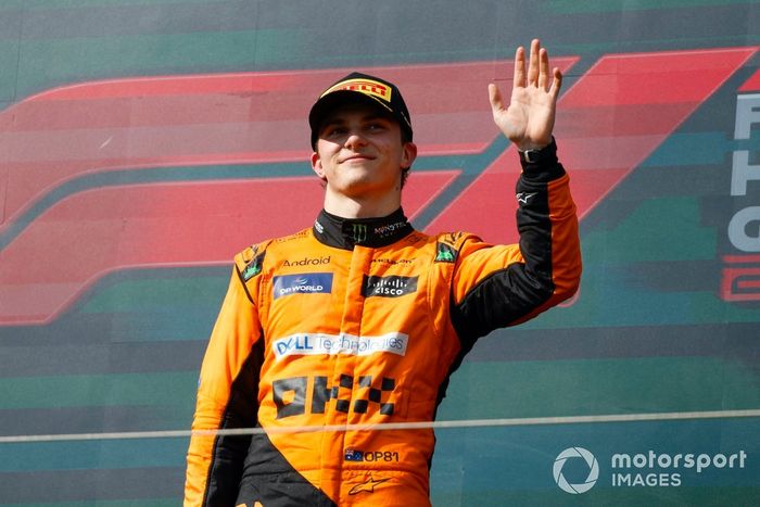 Oscar Piastri, McLaren F1 Team, 1ª posición, en el podio