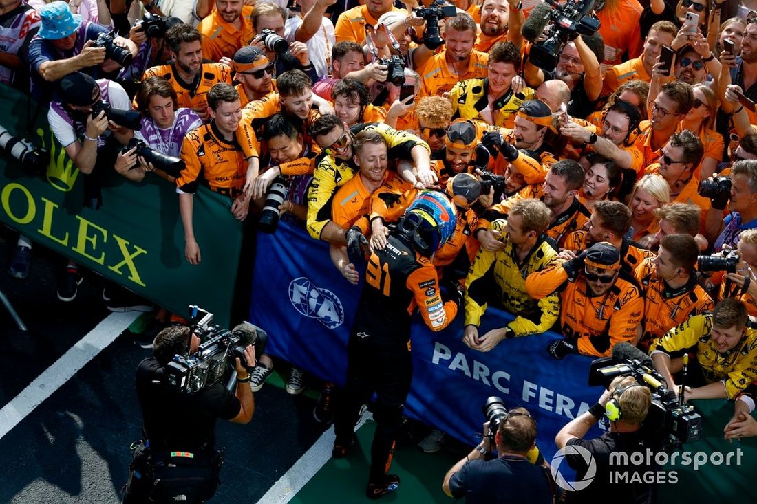 Oscar Piastri, McLaren F1 Team, 1ª posição, festeja com a sua equipa à chegada ao Parc Ferme