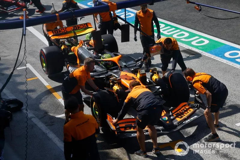 L'équipe McLaren travaille sur la voiture de Lando Norris, McLaren MCL38, dans la voie des stands. 